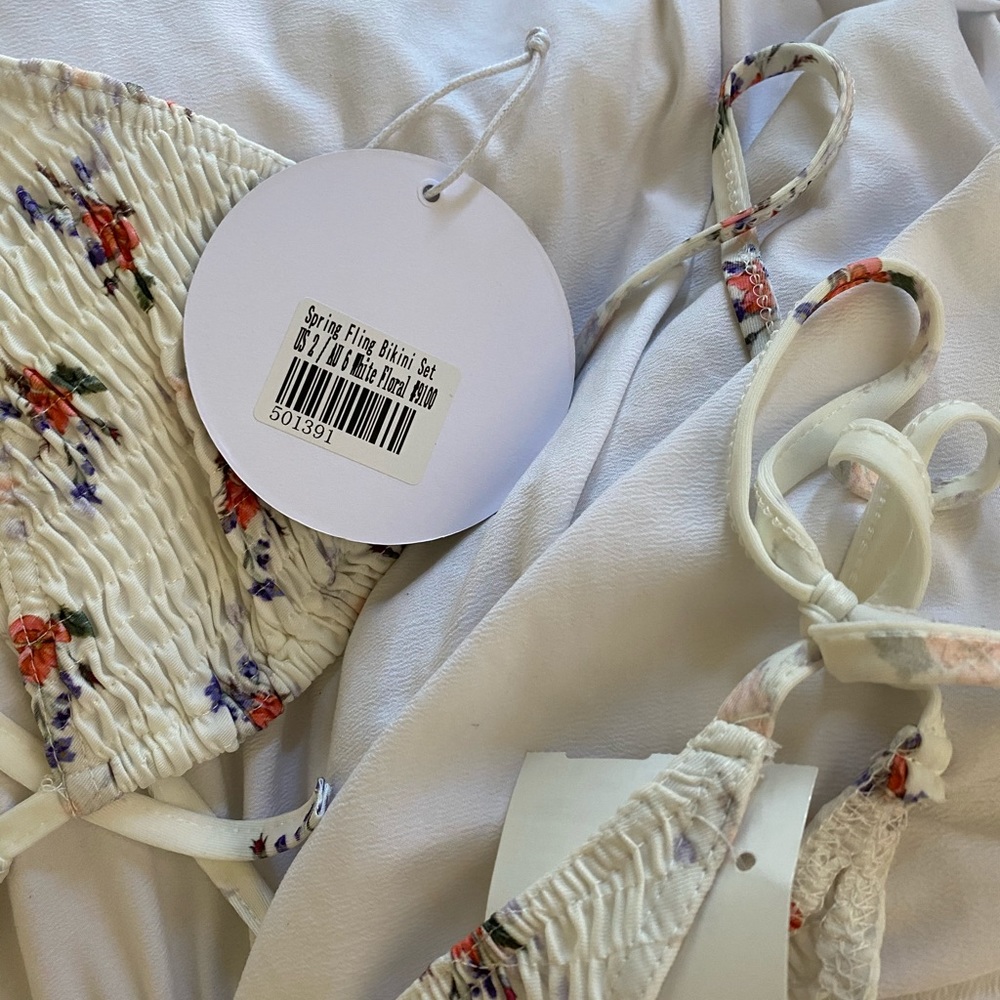 Princess polly NWT floral bikini - Picture 6 of 7